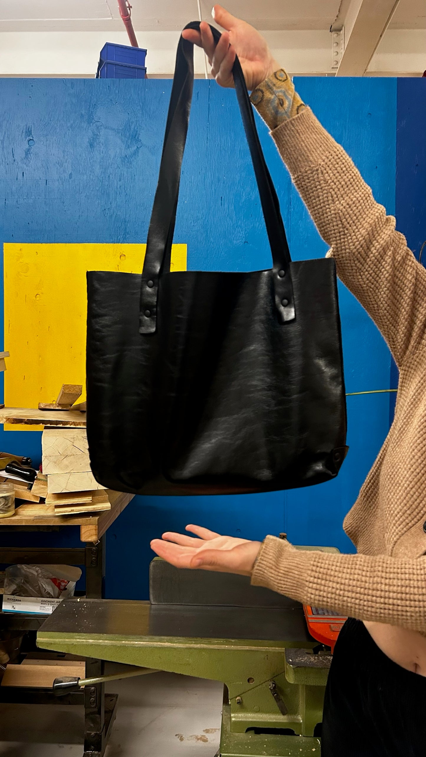 Leather Shoulder Bag (6h)